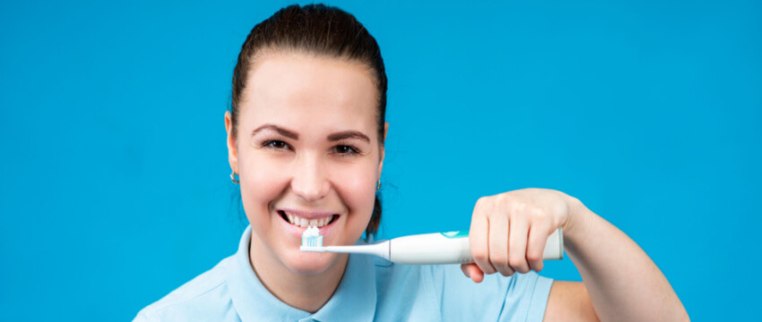 How Does an Electric Toothbrush Work to Remove Plaque