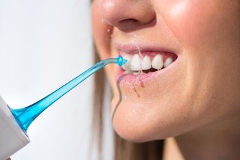 can water flosser damage gums ways